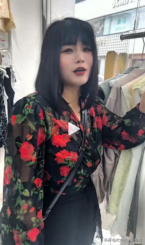 前脚刚办完儿子婚礼，后脚婆婆自己去验出了两道杠。

河南周口这出家庭魔幻大剧，真