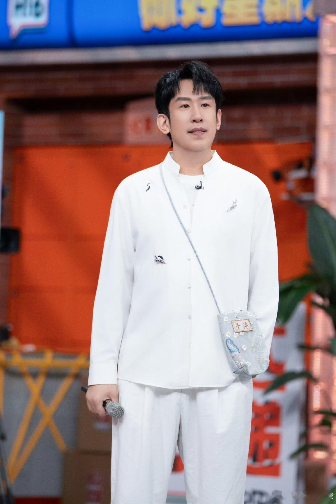 丞磊辛云来泽林花式表白李雪琴 你好星期六书院毕业演出精彩不断，既有浪漫的告白时刻