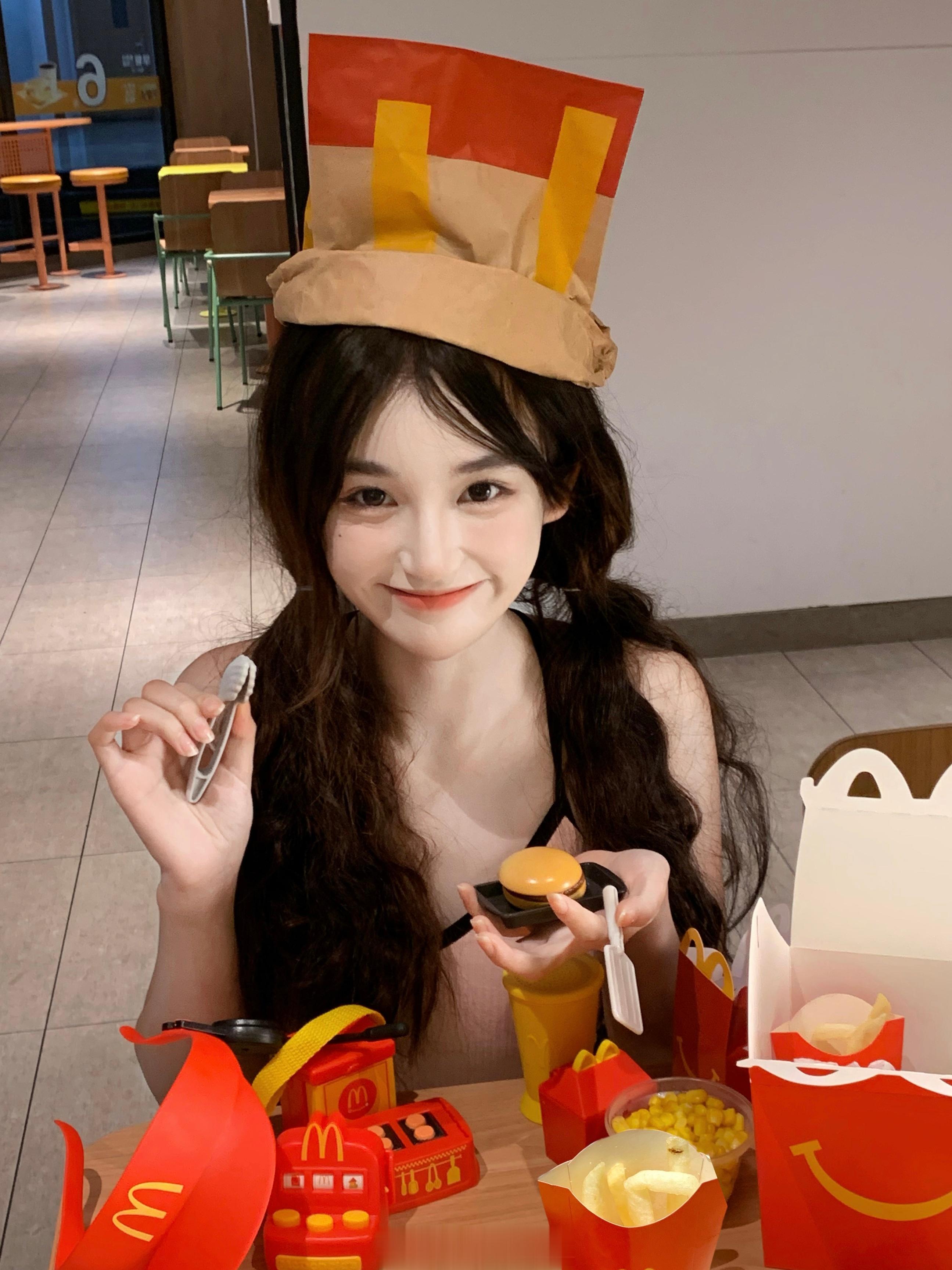 妈妈给我拍的麦当当头像也太可爱噜🍔🍟 ​​​