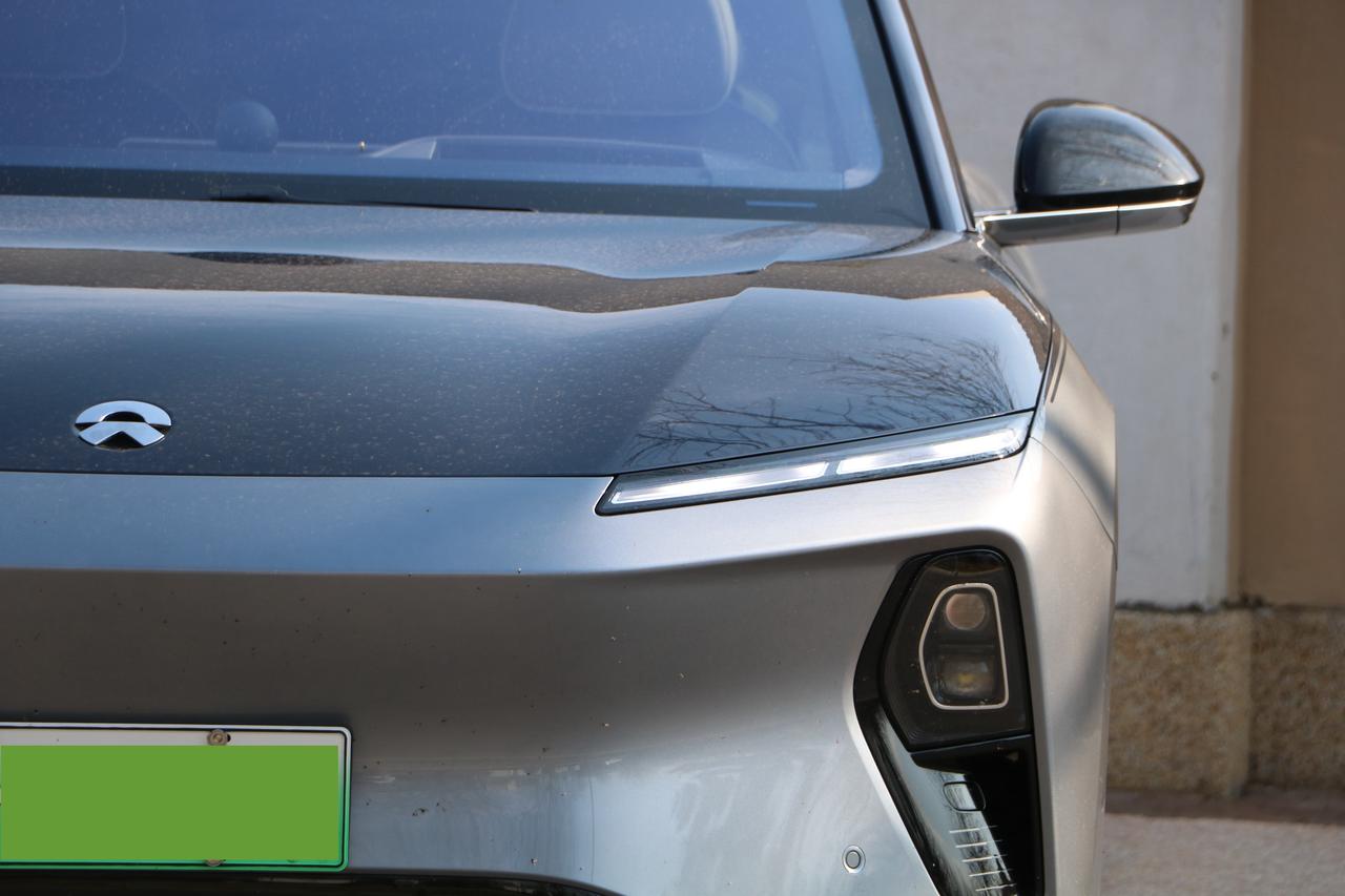 分享一些用车碎片：
开ET9的地平线特别版跑了趟长途，2.7吨的大家伙，顶着12