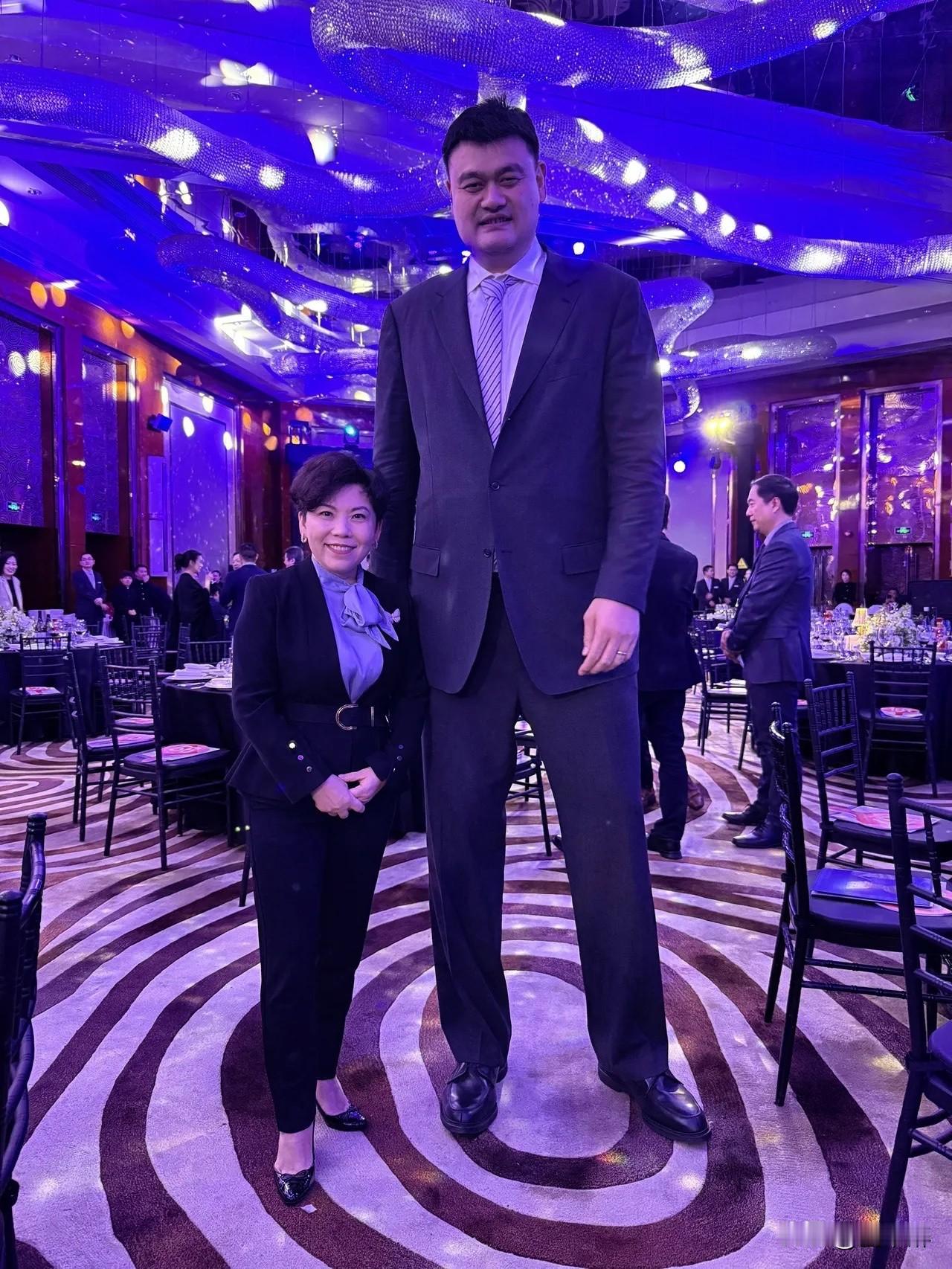 邓亚萍身高1.55米，姚明身高2.26米，
他们是体坛的两位标志性人物，有着“一