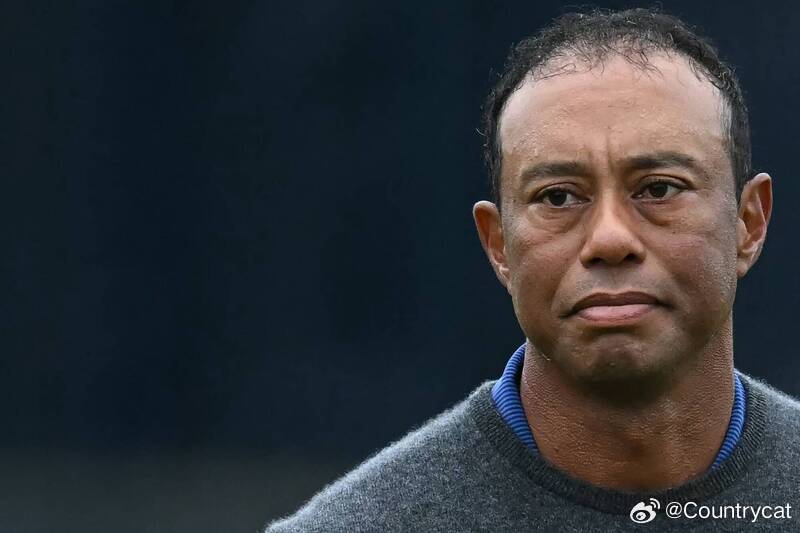 老虎伍兹再出事故：严重翻车被指涉嫌酒驾 拒绝尿检遭警方带走海外新鲜事伍兹车祸因严