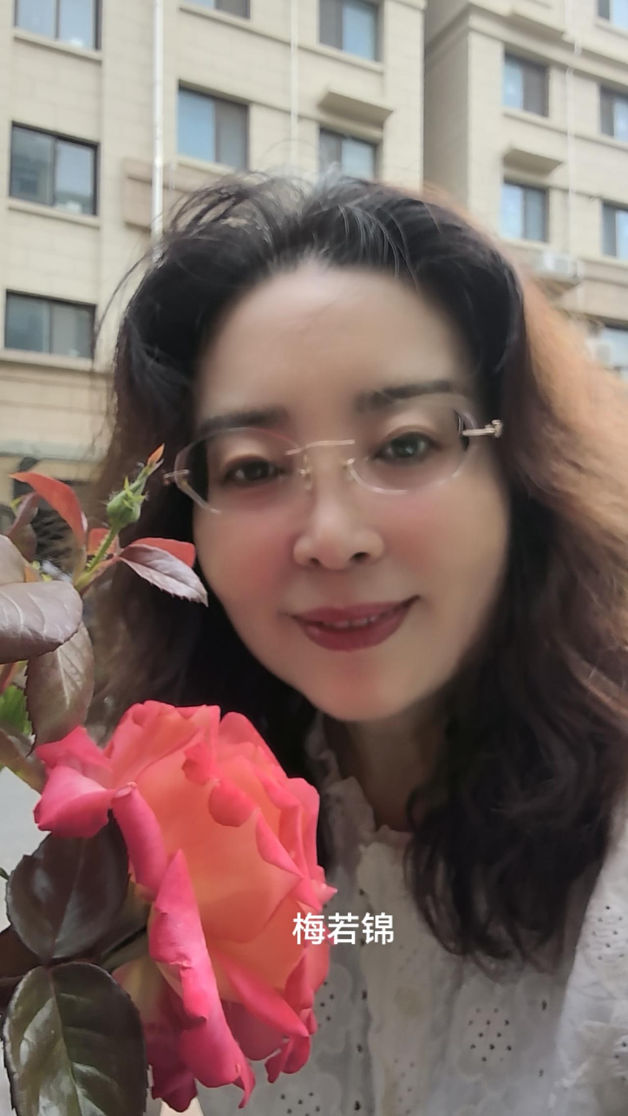 怎么是幸福？能吃想吃的饭能到想去的地方就是幸福。幸福就是如此唾手可得可有时却可望
