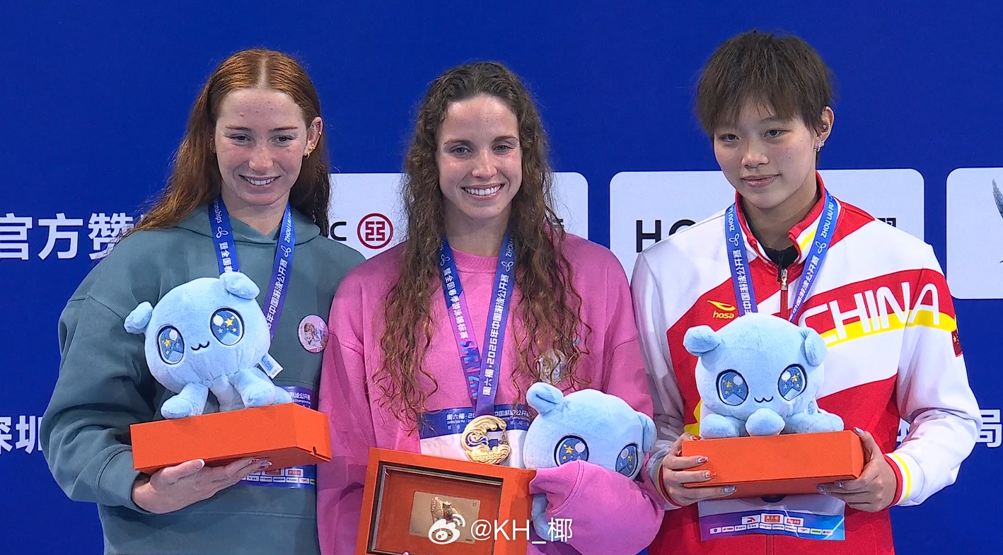 茉莉和刷都戴了粉丝送的胸章 