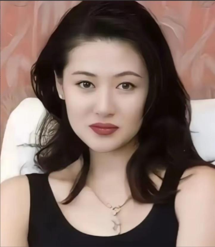 2002年陈宝莲从24楼一跃而下，留下一个才出生20多天的男婴，葬礼上，曾志伟和