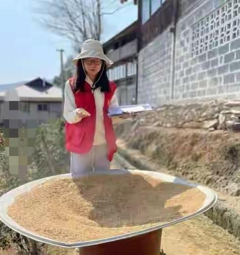 清华医学硕士放着优渥生活不干                    扎根大山当驻