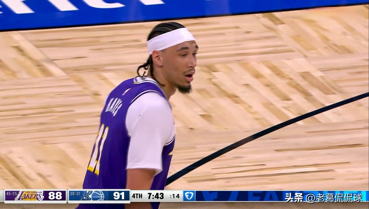 湖人中锋海斯的罚球真是太烂了！在今天湖人客场以105：104险胜魔术的比赛中，海