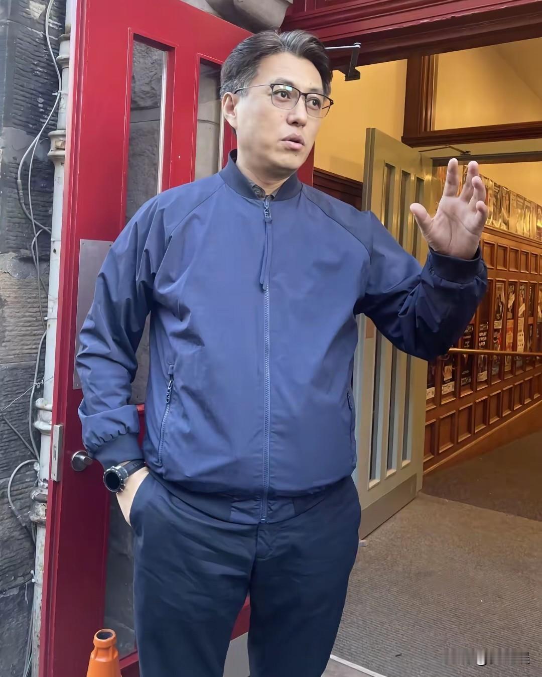 靳东，山东人，稳重不张扬，真是岁月不饶人啊，也老了！