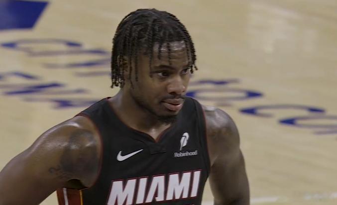 米切尔被东契奇的传球狠狠打到面部，解说笑得很开心[怒]这么积极的防守不应该被赞扬