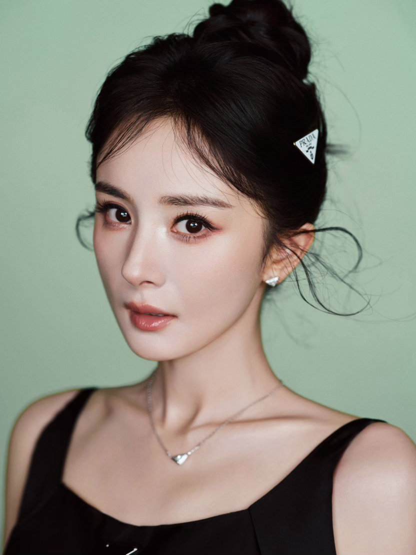 杨幂太美了！！！金鹤龙给杨幂化的降温妆