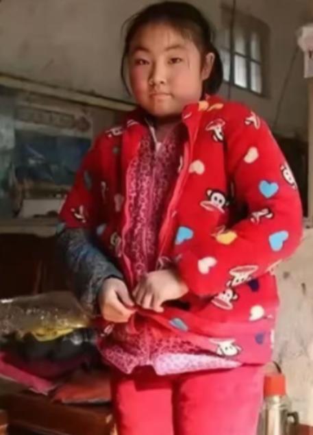 泪目了！四川，一小女孩6岁没了爹，9岁，妈妈就选择了改嫁。剩她一人在叔叔家，挨到