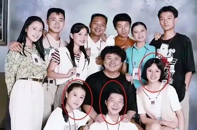 王大治真的好有勇气，他追的女孩都这么优秀，爱过六个女人，娶圈外老婆生一女，如今定