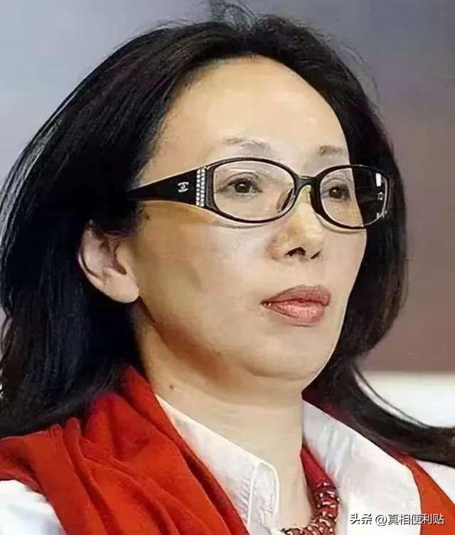 2014年，身价95亿的女富豪戴秀丽打开了一瓶9000元的红酒没喝完，竟因此就被