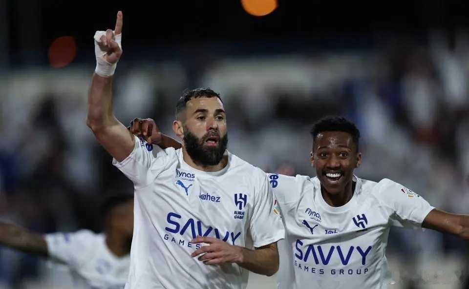 戴帽+独造4球！38岁本泽马完美首秀：率队6-0终结3连平，3分领跑在北京时间2