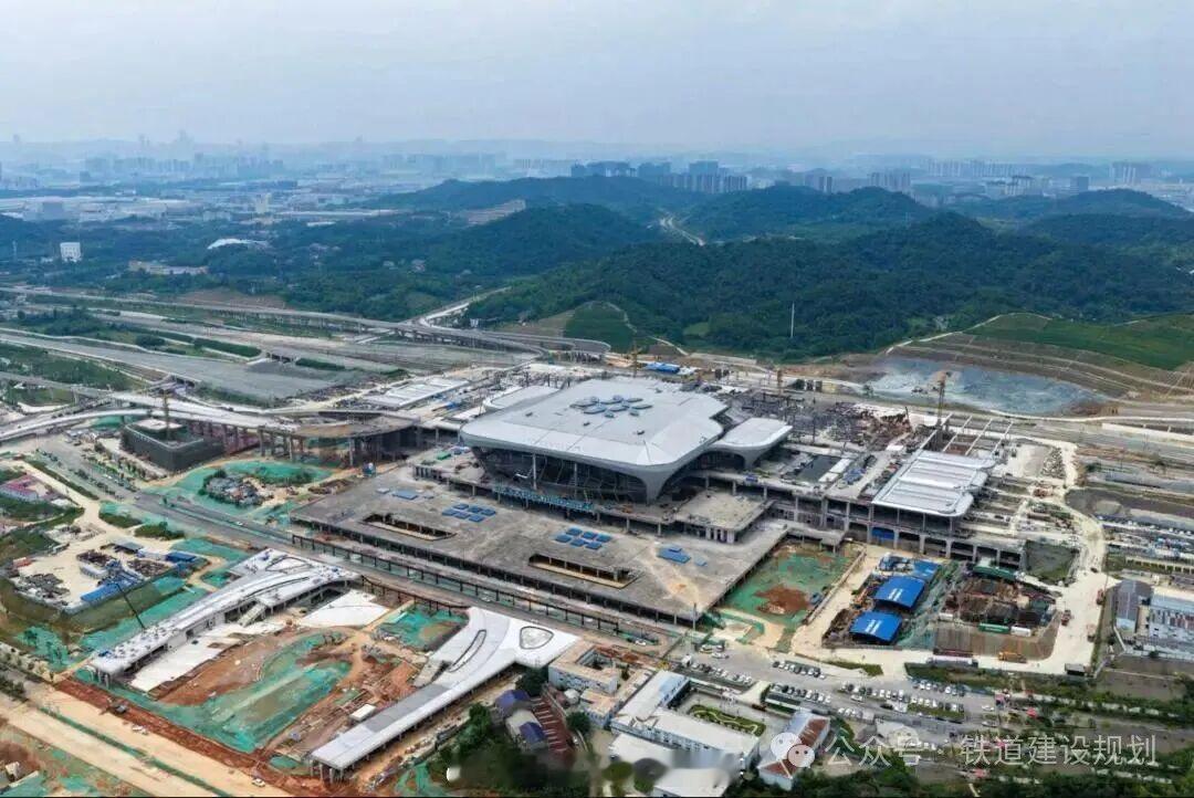 国铁头条【长沙西站，预计明年底全面建成投运】潇湘晨报讯：7月8日，记者从长沙高铁