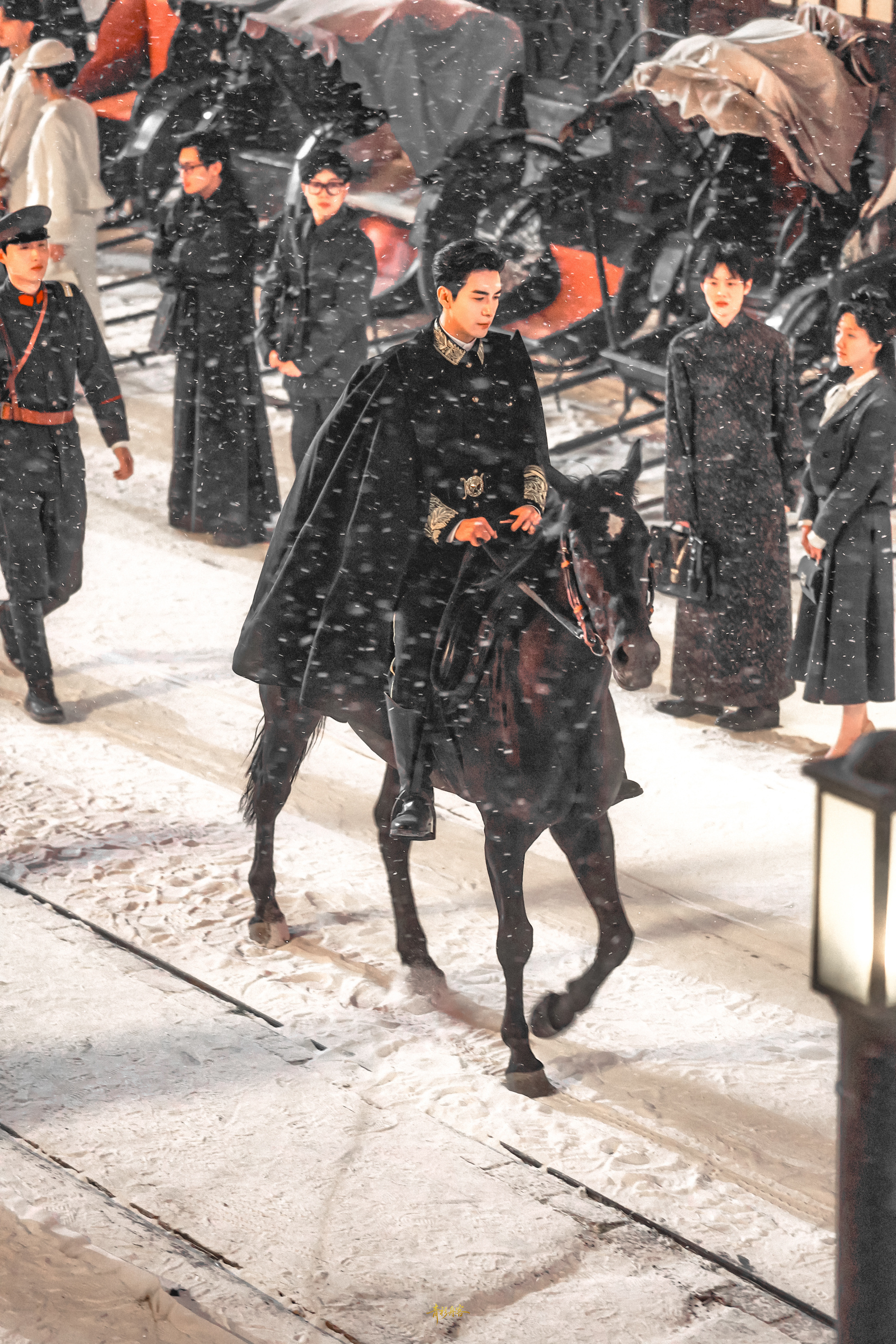 在陈星旭英俊潇洒、气度不凡的衬托下，这匹通体乌黑的骏马也愈发显得神采奕奕，踏雪而