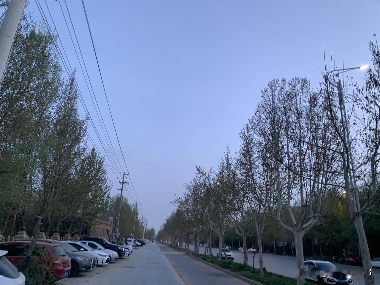 夜跑打卡，今天妥妥的8公里，每天晚上保持优良的锻炼习惯，夜跑，跑出健康，跑出人生