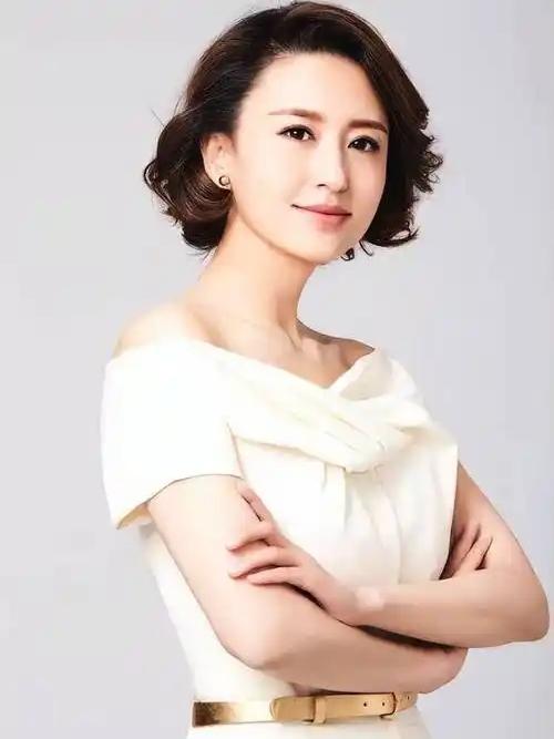 她长得阳光大气，一张国泰民安的脸，十分有福相，越看越耐看，气质一点不输周涛。舞台