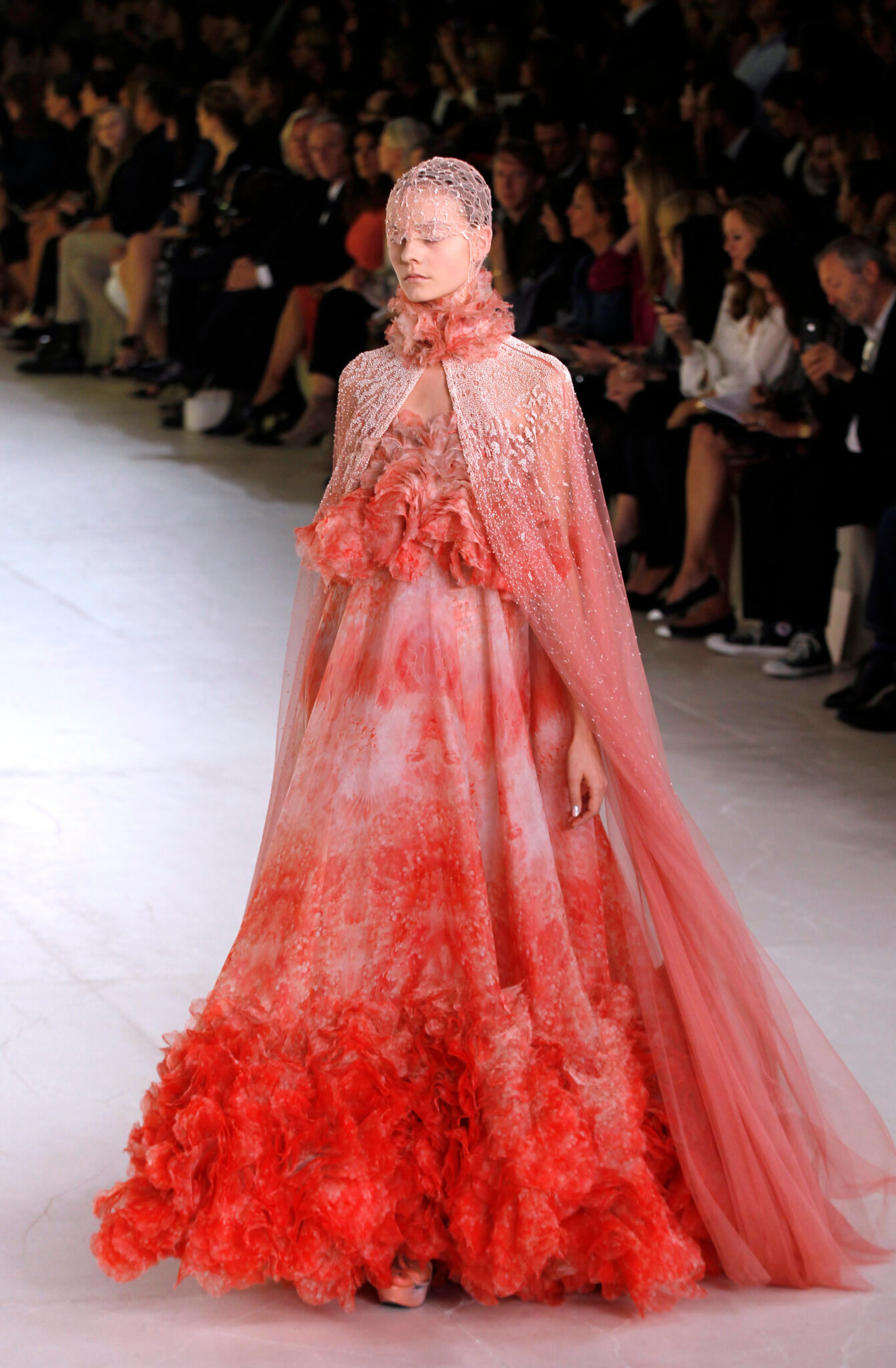 曾经的Alexander McQueen 比高定还像高定，每一件都超美！ 