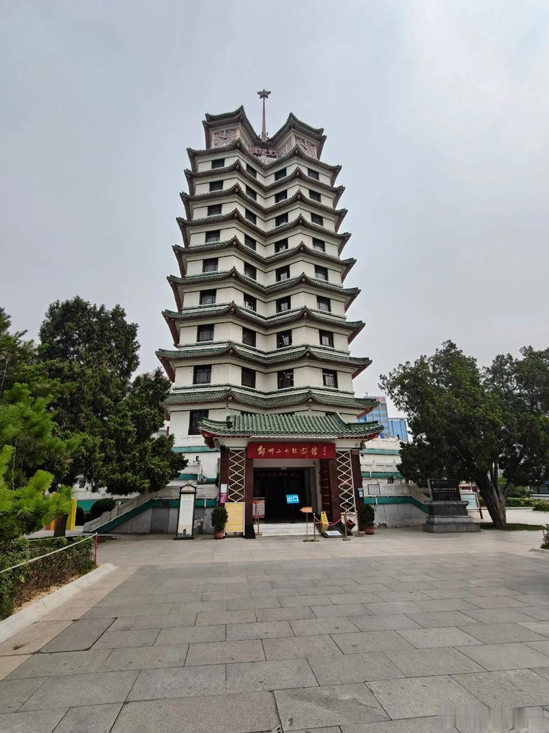 情感社区 喝过了胡辣汤，踏上这商代城墙，古往今来的无缝衔接。一眼千年是郑州 高楼