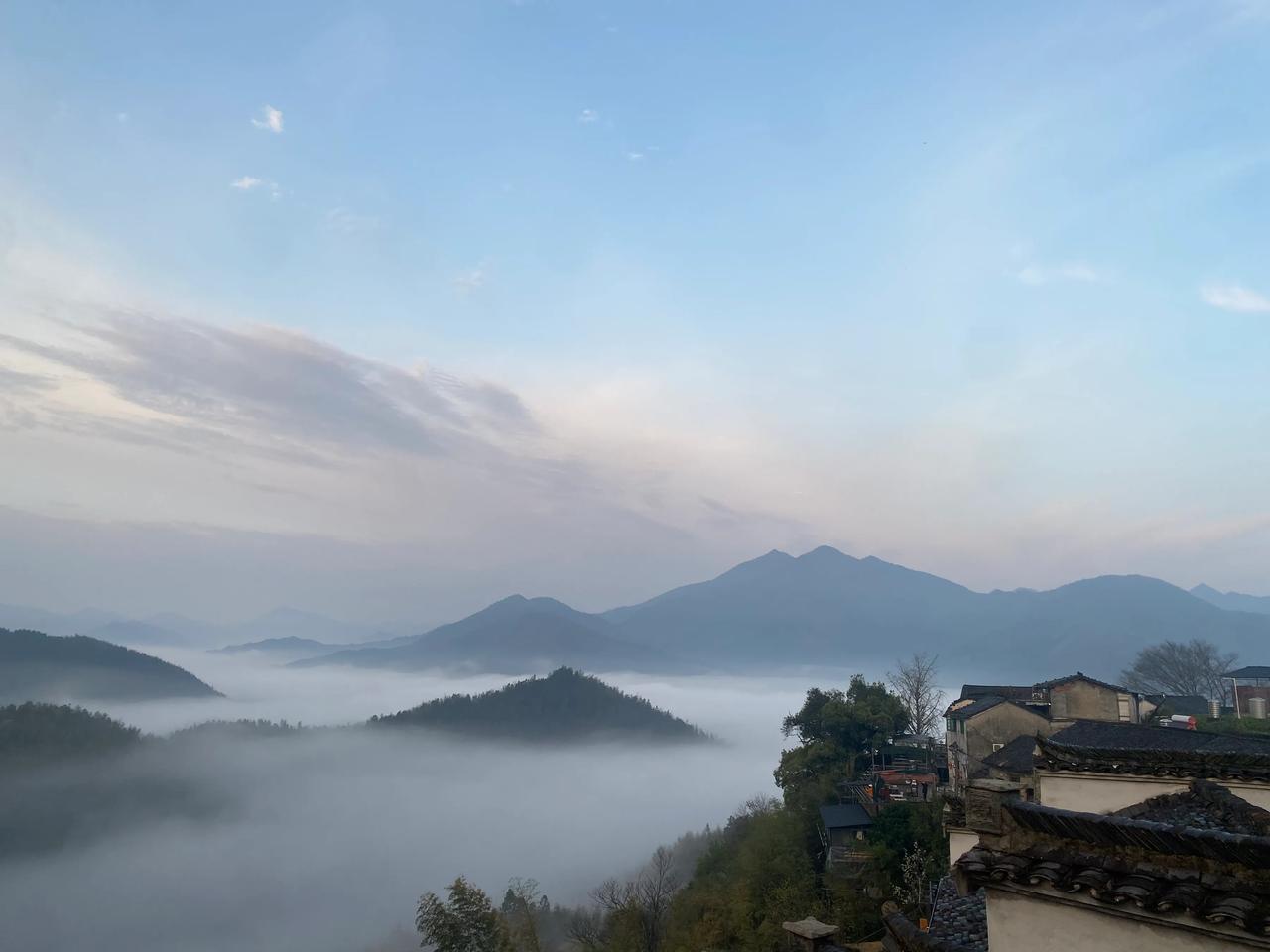 周一。
30万的本金，买的全是有价值投资的股票。
25万放在A股，盈利900元。