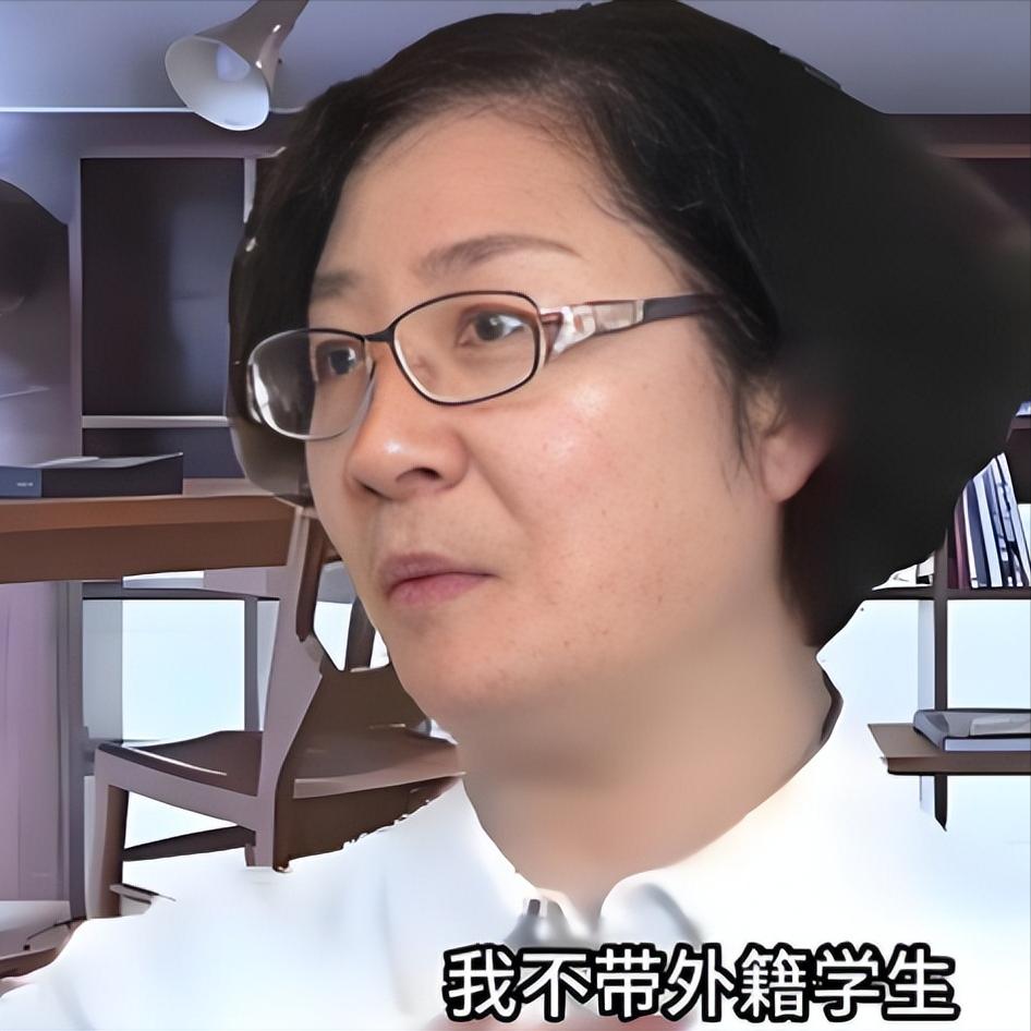[太阳]2022年，中医教授韩学杰因当众表示不收外籍学生，而遭到了猛烈批评，纷纷