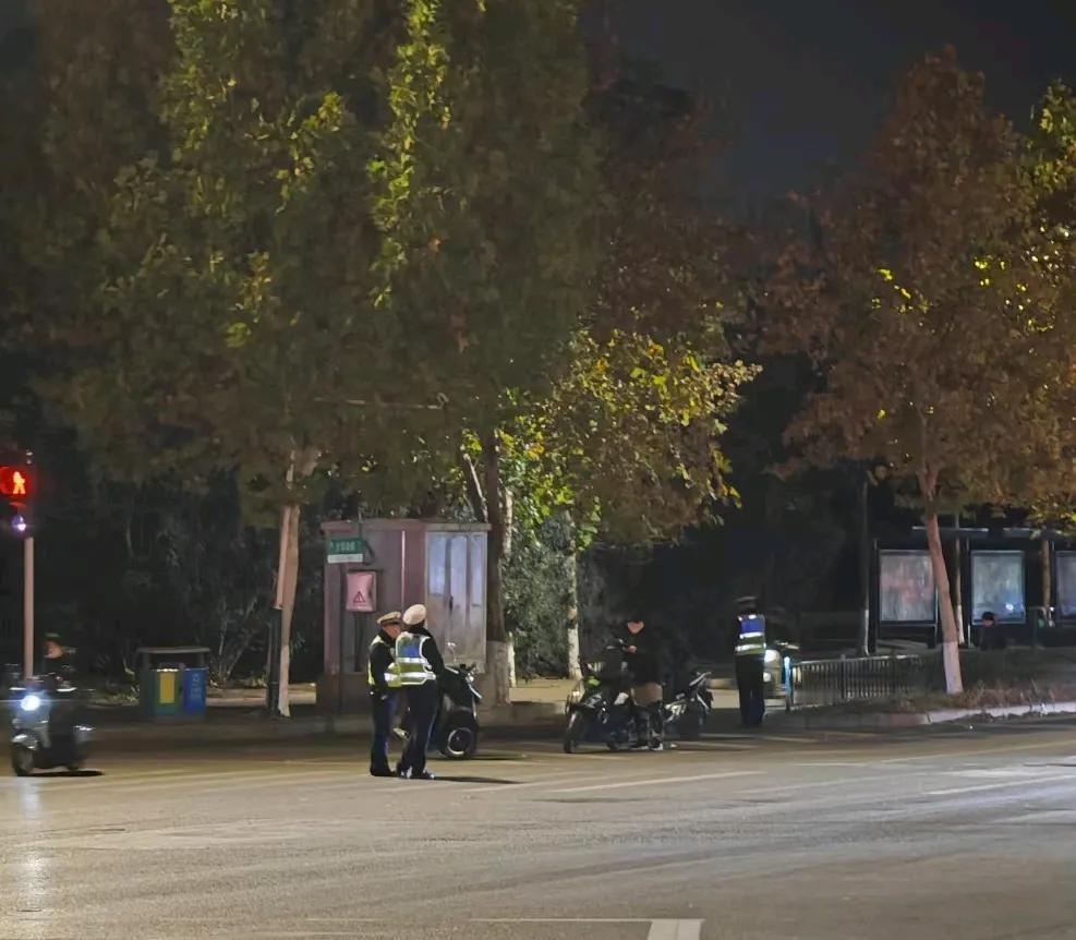 晚上11点多了，天气又这么冷，几位交警兄弟还未下班，实属辛苦了！
电瓶车车主们安