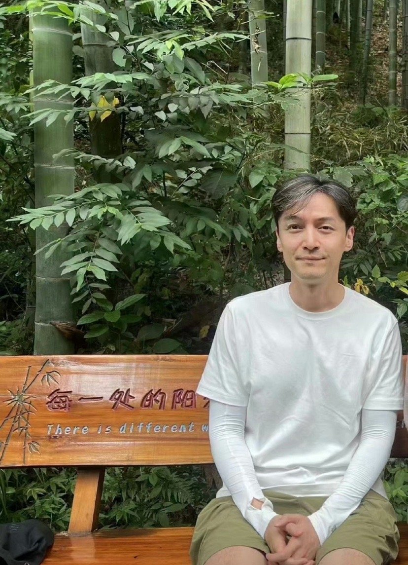 在美丽的南山竹海，有网友偶遇了胡歌，从合影中可见他亲和的笑容，白T恤、短裤，展现