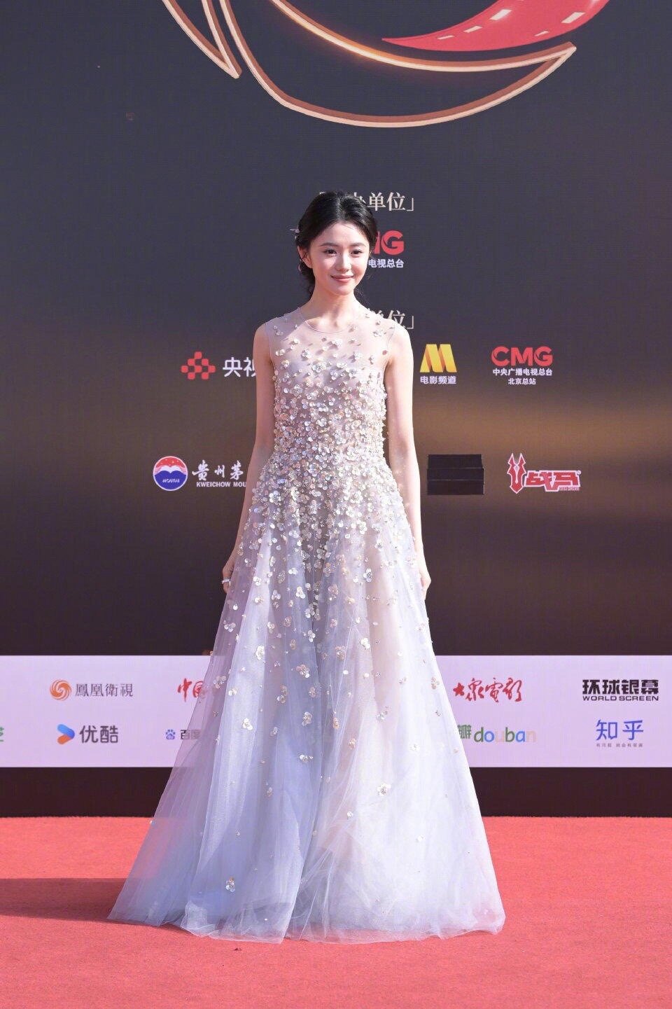 刘浩存生图美成这样CMG中国电影盛典红毯 她走红毯的时候，确实让人挪不开眼。生图