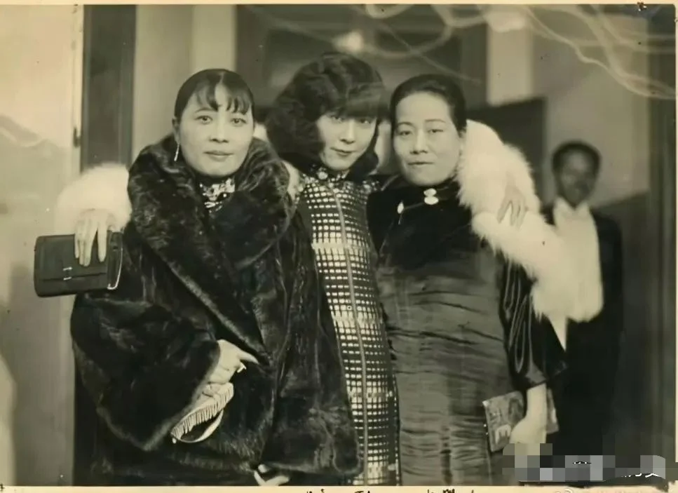 1931年，张学良夫人于凤至搂着宋霭龄和宋美龄的罕见留影，三人均是衣着...