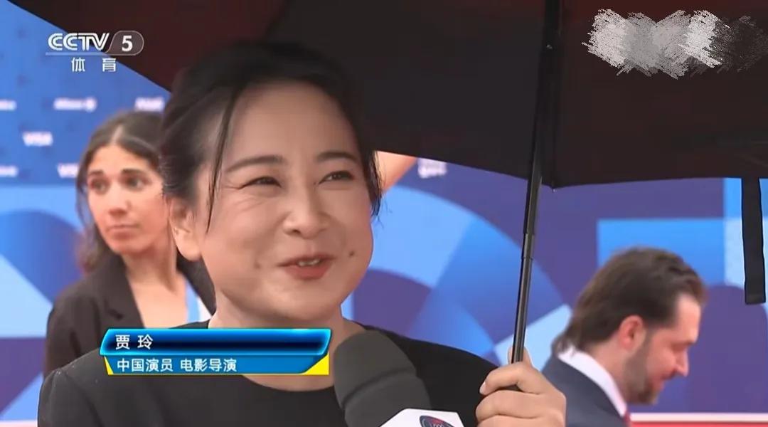 贾玲是出席巴黎奥运会开幕式上，全球票房最高女性导演，但很多国外电影圈的人都认不出