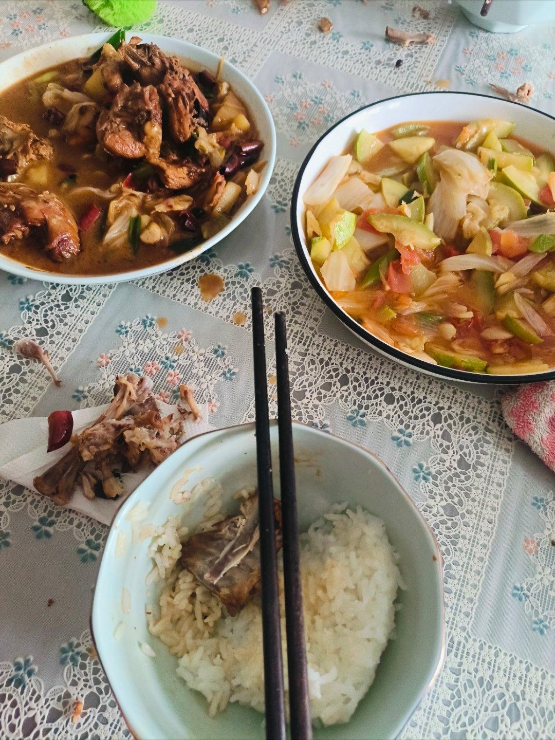 今日份午饭，吃饱了还想吃。咋整，不能再吃了，要不又胖了，得控制控制，我不看👀。