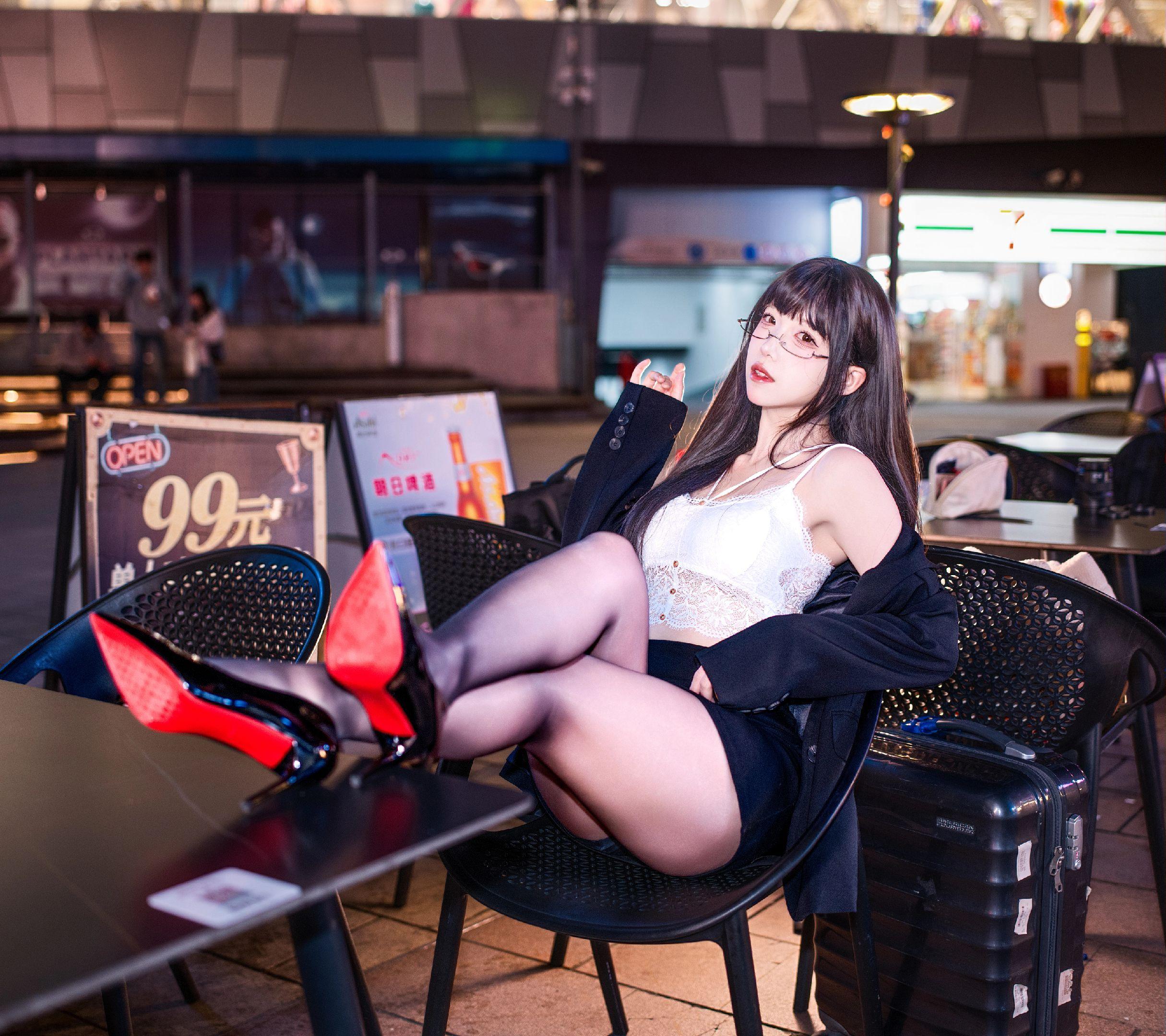 ol职业装红底高跟鞋。模特：无敌美少女星星子