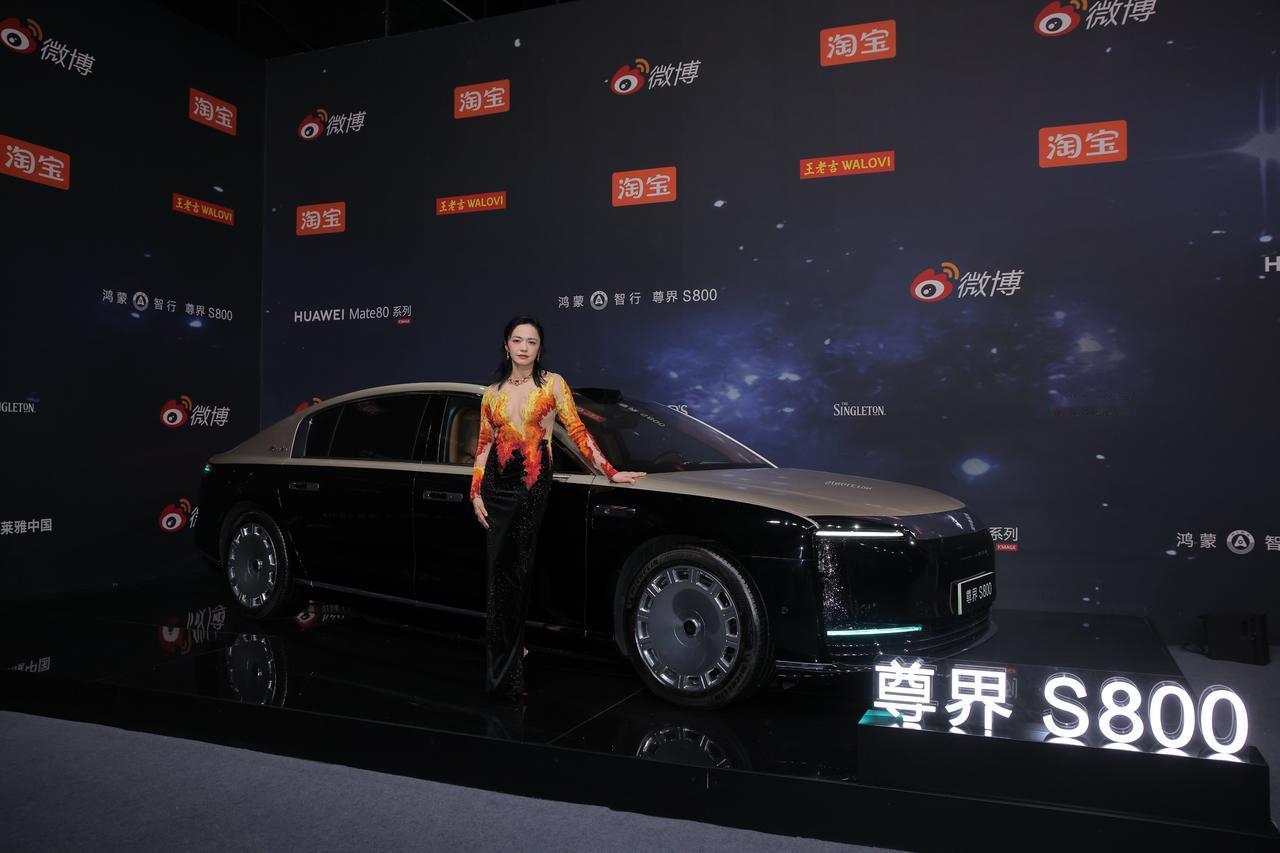谁刷微博之夜能不被尊界S800馋到啊!车就停在盛典C位边上,明星走动都要特意驻足