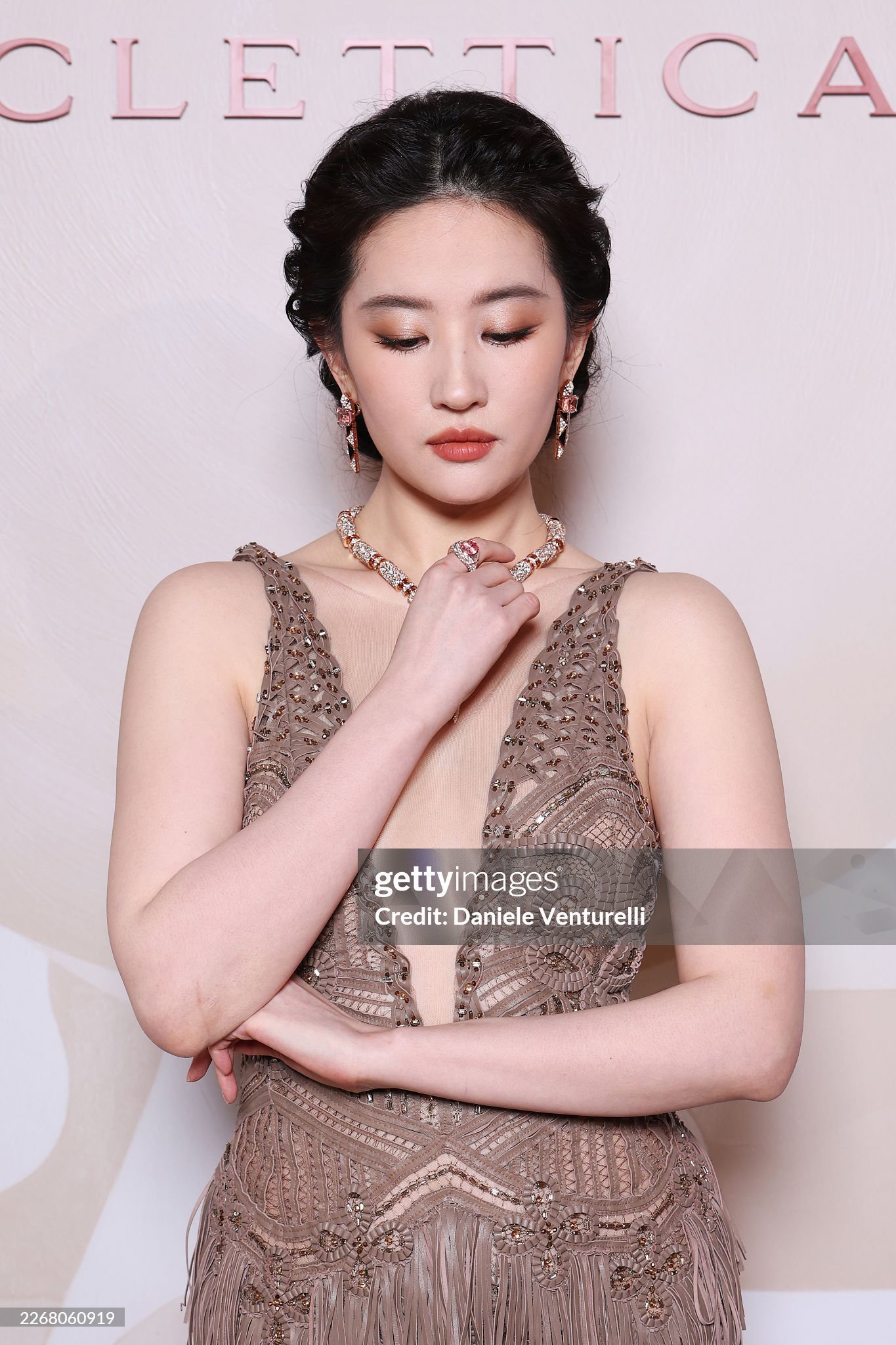 美不胜收，刘亦菲这次宝格丽美进人心菲吧再来一个行程