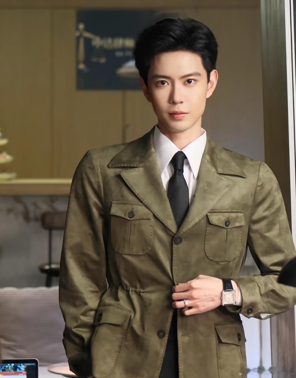 特别板正尤其跟我一样风衣控两个字：超帅