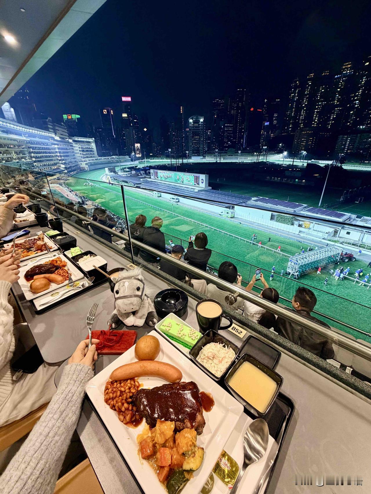 香港跑马地看赛马也太香了吧，游客免费入场。满18岁带港澳通行证/护照就行，不用预