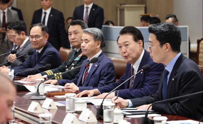 【韩国总统尹锡悦拜会联合国军司令部成员，感谢联合国军守护民主】

韩国总统尹锡悦