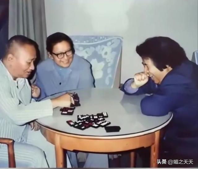 李讷晚年时在看望二哥二嫂时一起拍的照片，非常罕见！

毛岸青是毛主席的次子。
