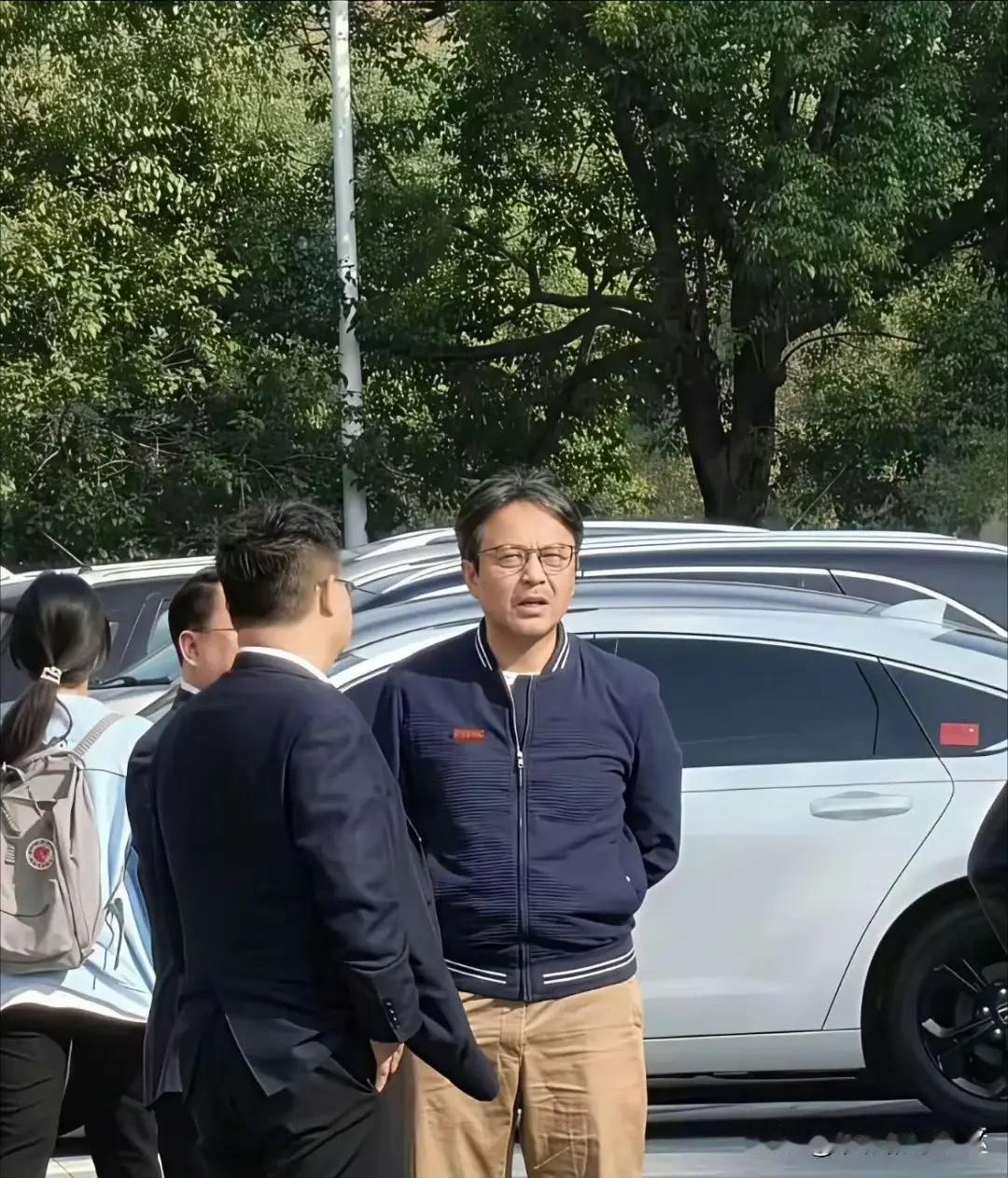 最近汪涵又出现在媒体上了，是给张雪峰送行的，有人说他很讲义气，值得交往。
但是，