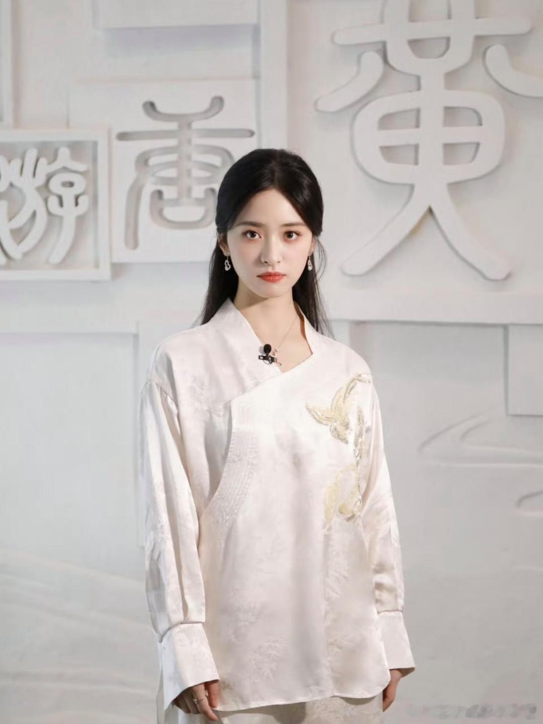 1. 贾乃亮学生时代曾和黄圣依短暂相恋，对方算得上他的初恋。往后遇见李小璐时，他