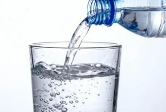 吃流感药慎用矿泉水？真相来了
流感高发期，很多人服药时习惯用矿泉水送服，其实这一