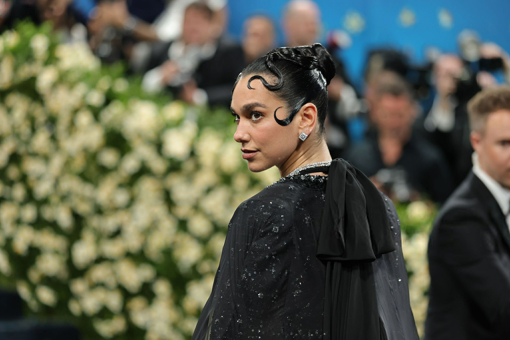 啪姐Dua Lipa和男友卡哥Callum Turner超酷亮相MetGalaM