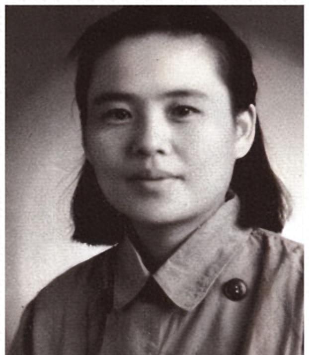 副军长牺牲18年，邓岳与其遗孀重逢时庄重表示：是时候把真实秘密告诉孩子们了
19
