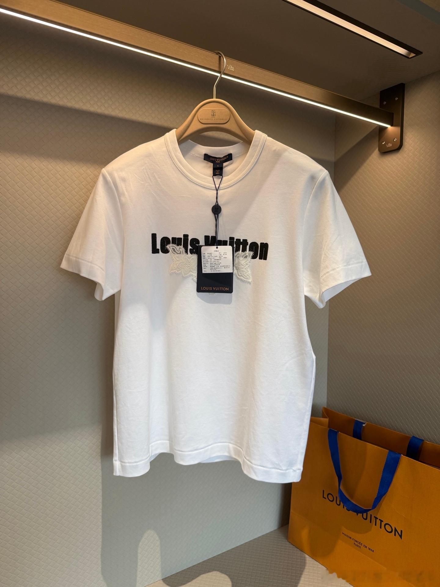 LV白色短袖T恤，采用纯棉材质，柔软舒适，日常穿着超友好！胸前黑色Logo+白色
