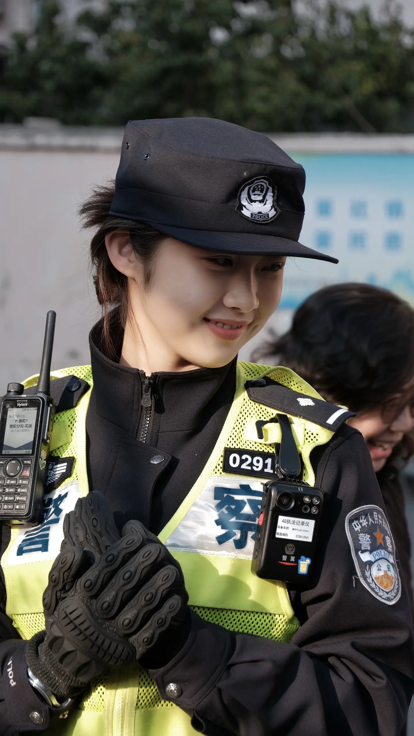 上海街拍。上海不亏是前沿国际化的，活动遇到的警察小姐姐们业务能力都超级...