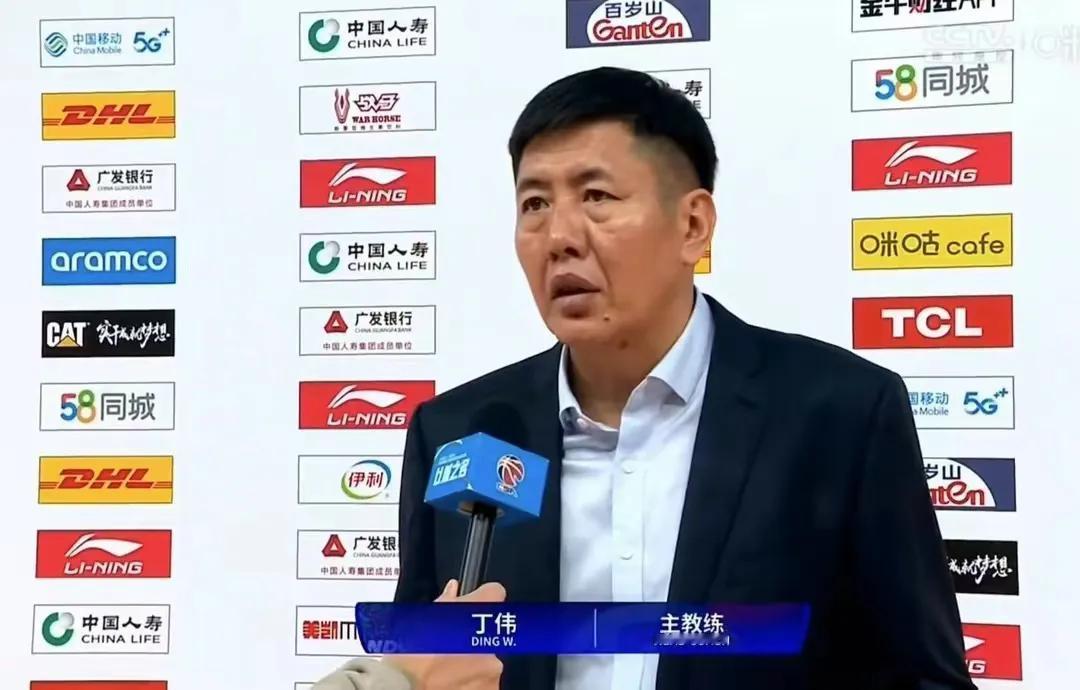 山东男篮本赛季被上海男篮完成了三杀，比赛结果很遗憾，队员们确实拼了。
主教练丁伟