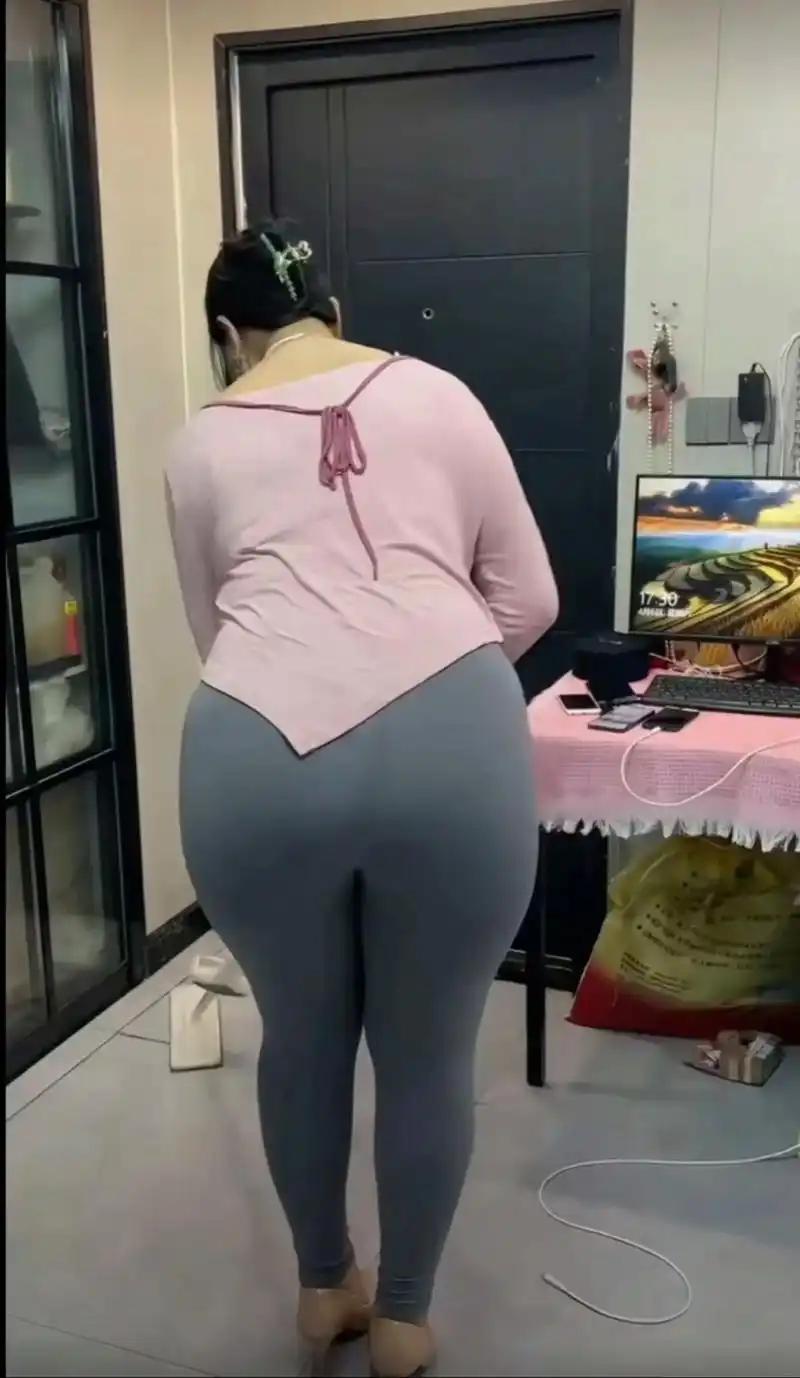 兄弟们，找老婆就要找壮壮的[飞吻]前天腿磕的有点严重不方便的时候都是我老婆背来背