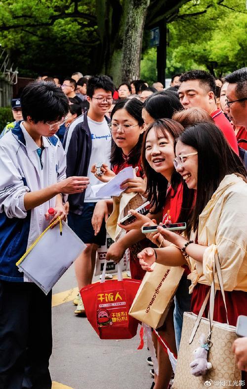 在考场外等孩子是什么心情我陪伴孩子高考的心情比孩子还紧张，孩子的事情必须自己完成