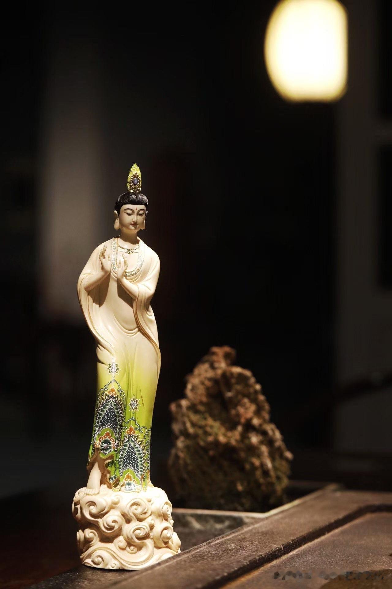 最迷人的，是这尊观音身上的古朴线条。

猛犸冰料凝润细腻，观音垂目含慈，宝冠精巧